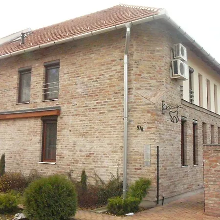 Almafa Apartman Apartment