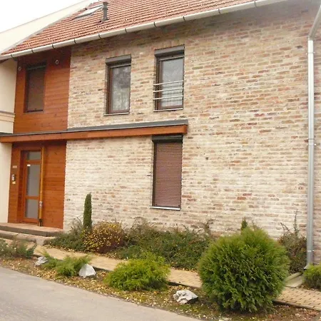 Almafa Apartman Apartment